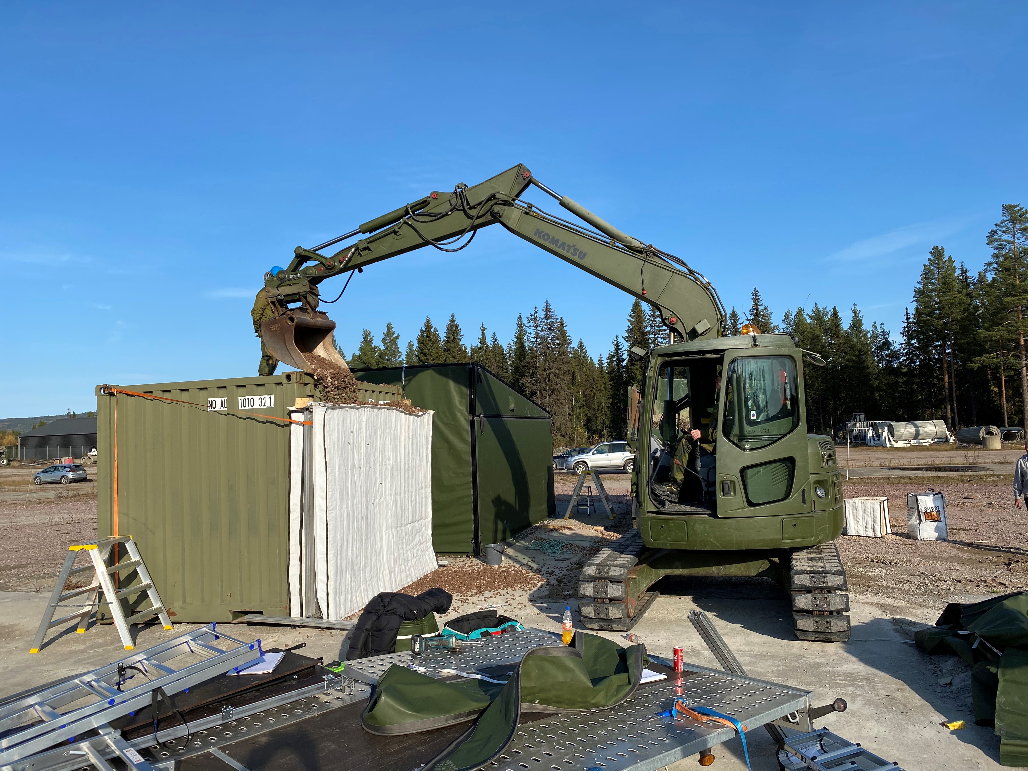 NM300 vegg fylles med materiale under konstruksjon